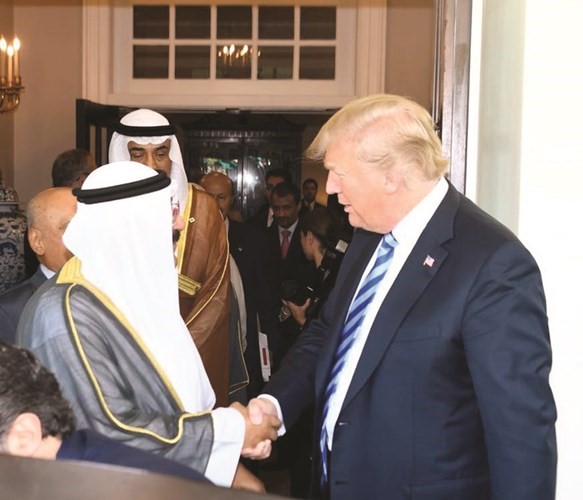 الرئيس ترامب مودعا الشيخ مشعل الأحمد﻿