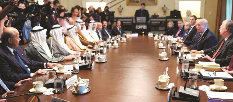 صاحب السمو الأمير الشيخ صباح الأحمد والرئيس الأميركي دونالد ترامب خلال جلسة المباحثات بين الجانبين﻿