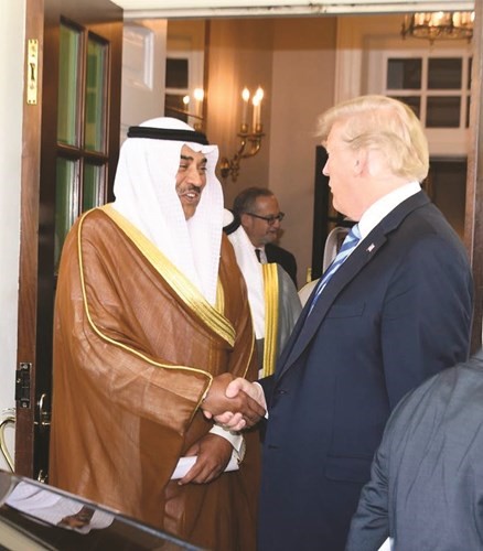 الشيخ صباح الخالد مصافحا ترامب﻿