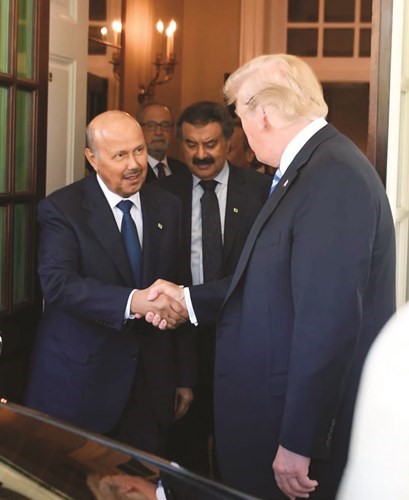 أحمد فهد الفهد مدير مكتب صاحب السمو مصافحا الرئيس الأميركي﻿