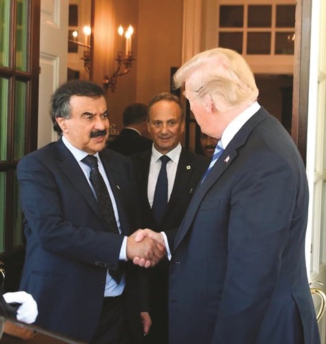 خالد الجارالله مصافحا الرئيس الأميركي﻿