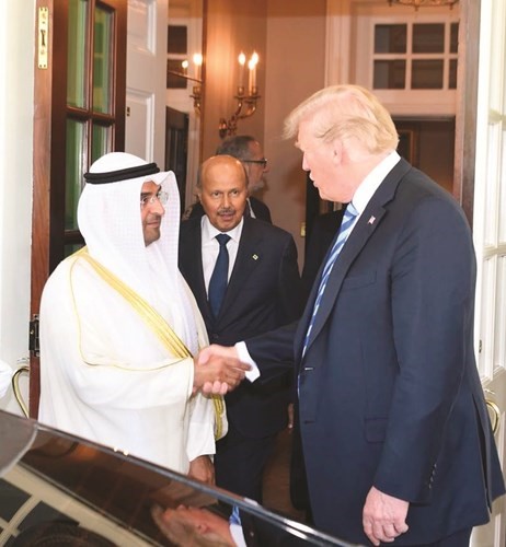 د.نايف الحجرف مصافحا الرئيس ترامب ﻿