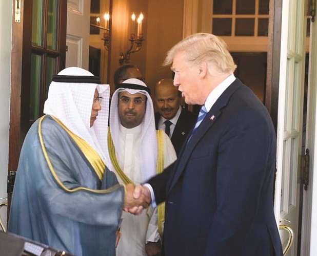 الشيخ خالد الجراح مصافحا الرئيس ترامب قبيل مغادرة البيت الأبيض﻿