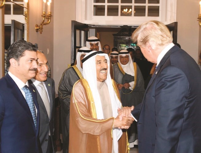 الرئيس دونالد ترامب مودعا صاحب السمو الأمير الشيخ صباح الأحمد لدى مغادرة سموه البيت الأبيض﻿