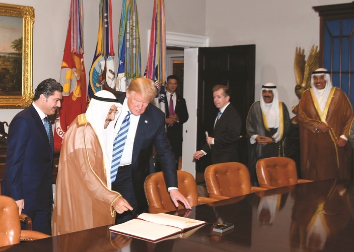 صاحب السمو الأمير الشيخ صباح الأحمد يطلع من الرئيس دونالد ترامب على أحد ملفات المكتب البيضاوي﻿