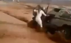بالفيديو.. لحظة إنقاذ شخص جرفت السيول مركبته في السعودية