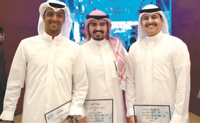 لقطة تذكارية لعدد من متفوقي الهندسة﻿