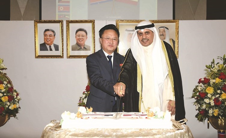 المستشار سالم الحمدان وزو ميونغ تشول يقطعان كعكة الحفل	 (متين غوزال)﻿