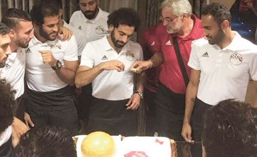 أعضاء المنتخب المصري يحتفلون باختيار محمد صلاح ضمن أفضل 3 لاعبين على مستوى العالم﻿