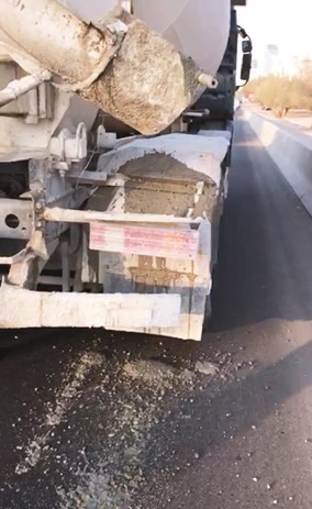 الخلاطة اثناء القائها الاسمنت﻿