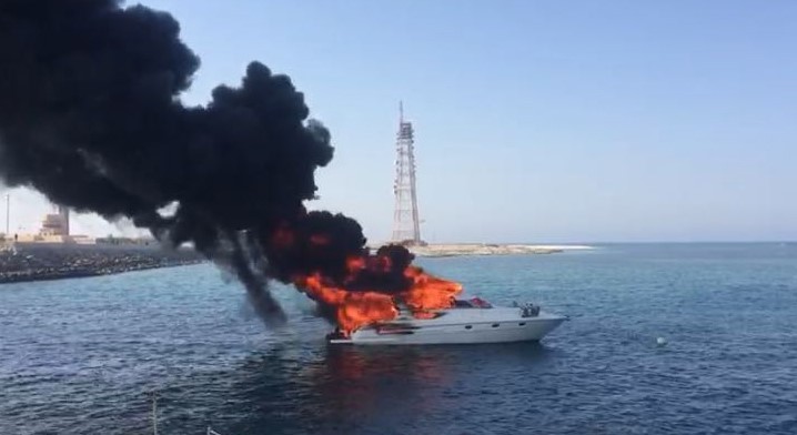 خفر السواحل و"الإطفاء": إنقاذ 4 أشخاص على متن يخت نشب به حريق