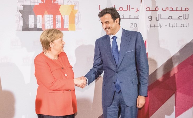 أمير قطر صاحب السمو الشيخ تميم بن حمد آل ثاني والمستشارة الالمانية أنجيلا ميركل خلال منتدى الاعمال والاستثمار القطري - الالماني ببرلين امس   (أ.ف.پ)﻿