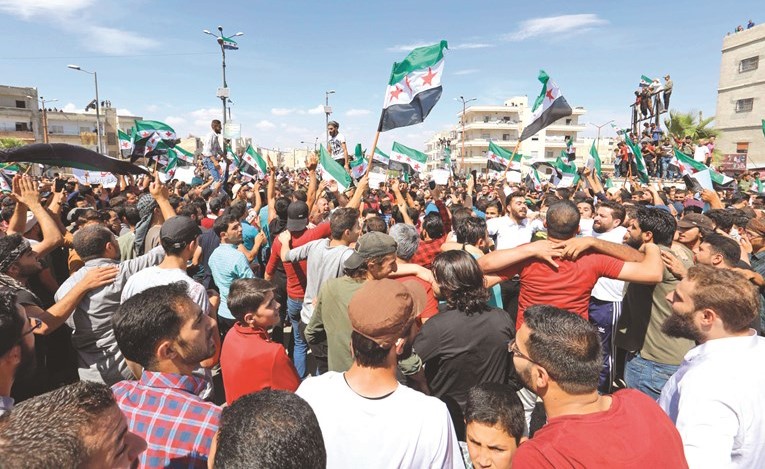 جانب من تظاهرات المعارضة ضد النظام وروسيا في ادلب امس      (أ.ف.پ)﻿