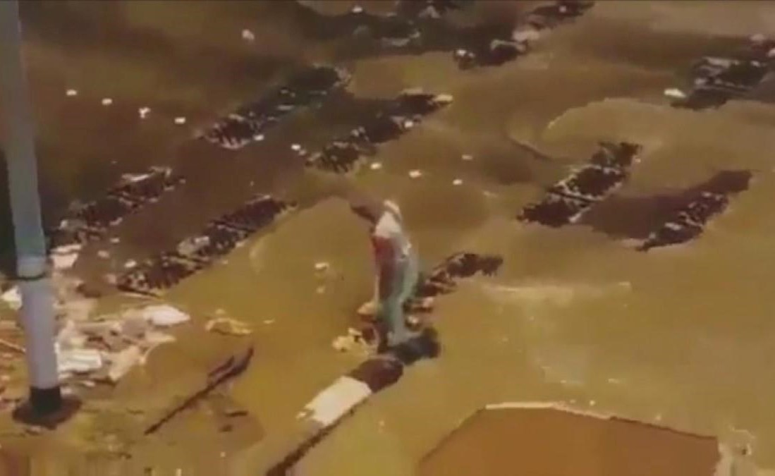 بالفيديو.. شاهد ماذا صنع عامل نظافة أثناء الأمطار في مكة المكرمة