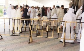ازدحام وطوابير في تسجيل الباي فورس في بعض كليات جامعة الكويت﻿