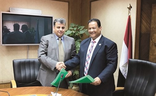 الزميل ماضي الخميس ود.خالد فتح الله بعد توقيع بروتوكول التعاون﻿