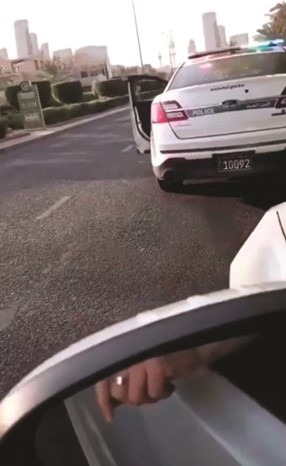 صورة من مقطع الفيديو الذي قامت الفتاة بنشره على مواقع التواصل﻿