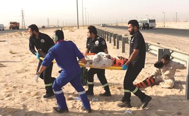 احد المصابين خلال نقله إلى طائرة الاسعاف﻿