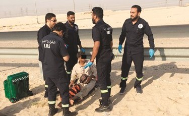  ومصاب آخر في طريقه إلى سيارة الاسعاف﻿