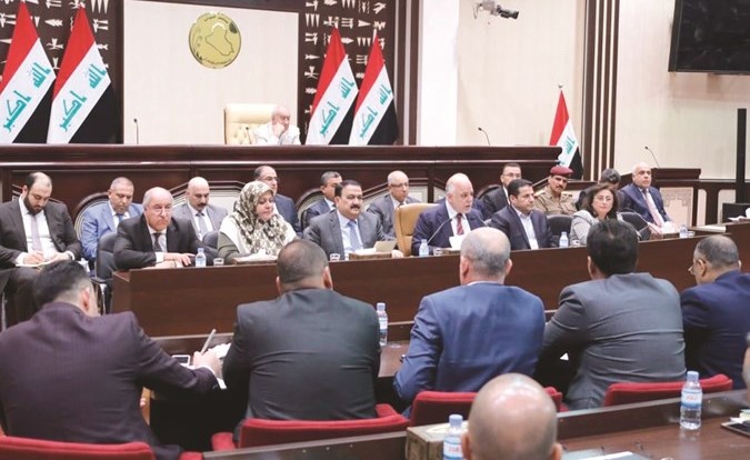 رئيس الوزراء حيدر العبادي متحدثا أمام جلسة البرلمان الاستثنائية أمس	(رويترز)﻿