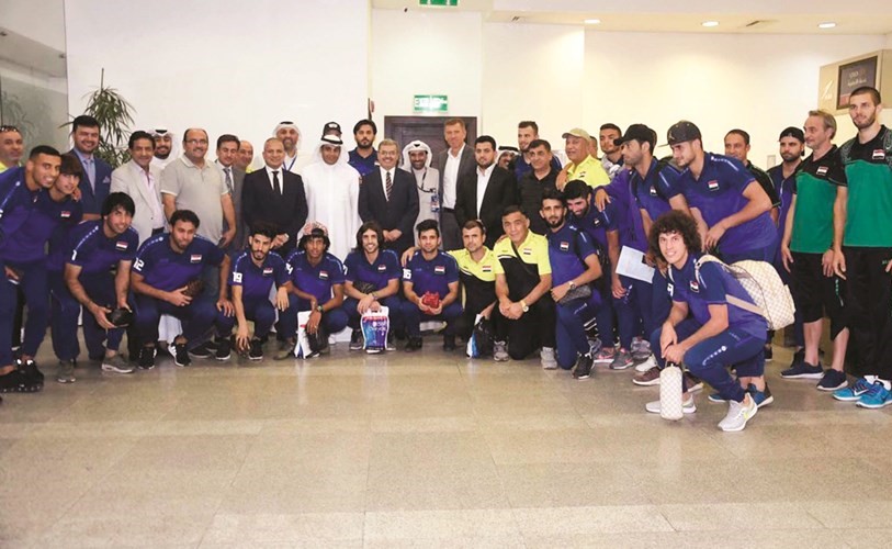 السفير العراقي واعضاء اتحاد الكرة خلال استقبال المنتخب العراقي ﻿
