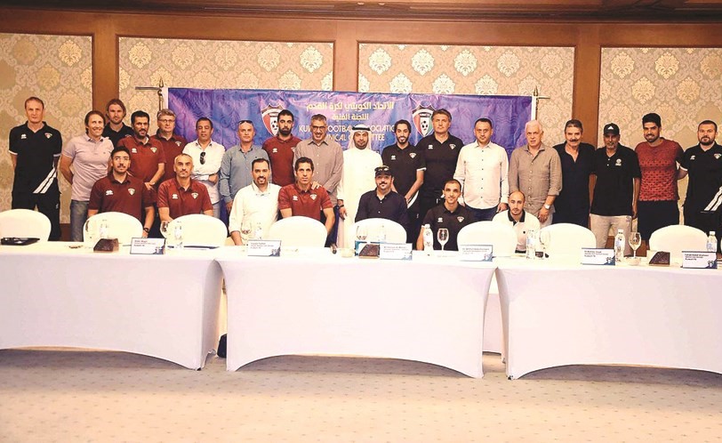 مدربو الأندية خلال اجتماع اللجنة الفنية بحضور المدرب العام للمنتخب الأول ﻿