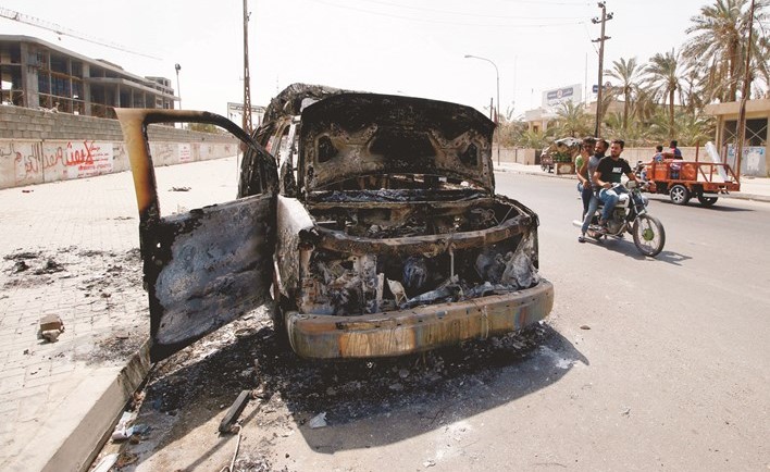 سيارة اسعاف محترقة امام مقر للحشد الشعبي في البصرة 				(رويترز) ﻿