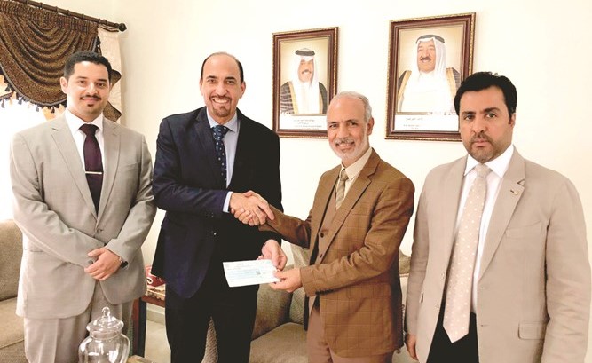 السفير محمد الفيلكاوي يسلم تبرعا لعدد من المحسنين بالكويت للمدير التنفيذي لجمعية الرعاية الاجتماعية - فرع غانا منصور أبوزيد﻿