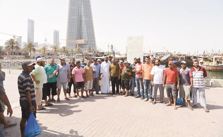 عدد من الصيادين الذين أضربوا عن العمل ولم يخرجوا للصيد -(أحمد علي)﻿
