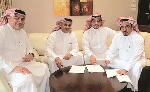  هاني يحيى آل غالب أثناء توقيع الاتفاقية بين الوطنيالسعودية والشرق الأوسط لصناعة الورق﻿