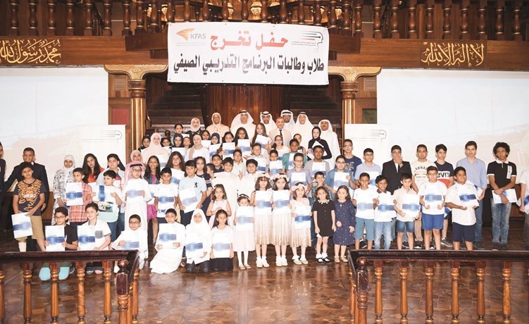 هناء الهاجري ود.زهير المطوع وأنس الفلاح مع الطلبة والطالبات المكرمين (متين غوزال)﻿