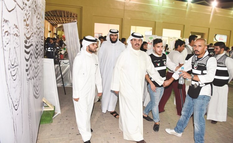الشيخ دعيج الخليفة وعدد من أعضاء فريق أمير الإنسانية والفرق التطوعية المشاركة في الاحتفال	(أحمد علي)﻿