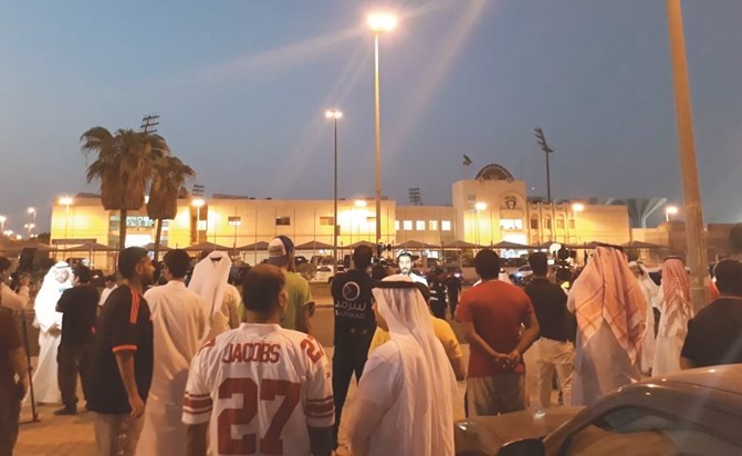 بالفيديو.. جماهير الأصفر «الغاضبة» اعتصمت أمام اتحاد الكرة