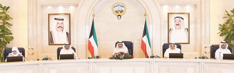 سمو رئيس الوزراء الشيخ جابر المبارك مترئسا جلسة مجلس الوزراء بحضور الشيخ صباح الخالد والشيخ خالد الجراح وهند الصبيح وأنس الصالح ﻿