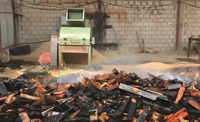 السيطرة على حريق الأخشاب﻿