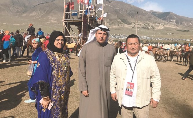 الشلاحي مع مدير بالمهرجان﻿