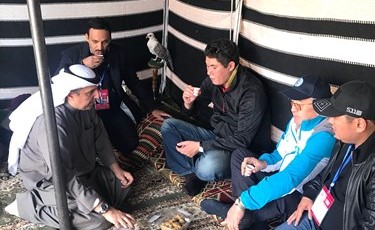 سيف الشلاحي مع وزير الرياضة في جمهورية كازاخستان في جناح القرية﻿