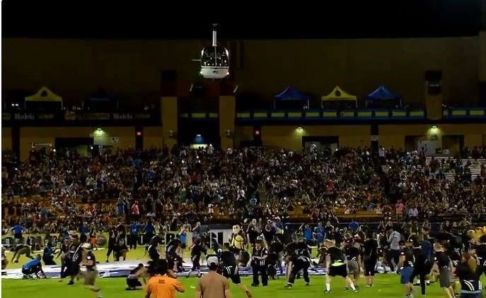 شاهد.. فريق يمطر ملعبه بآلاف الدولارات لتحفيز جماهيره على حضور المباريات