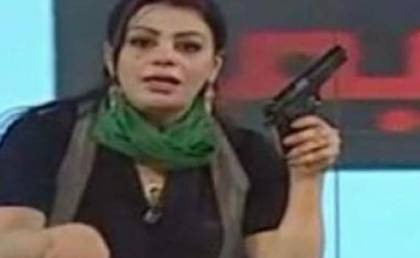 "مذيعة القذافي" المفضلة والتي رفعت السلاح على الهواء تتحدث للمرة الأولى.. أين تقيم وكيف هربت؟