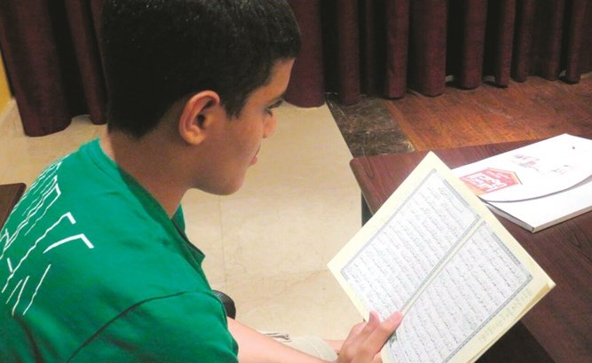 أحد المشاركين يقرأ القرآن﻿