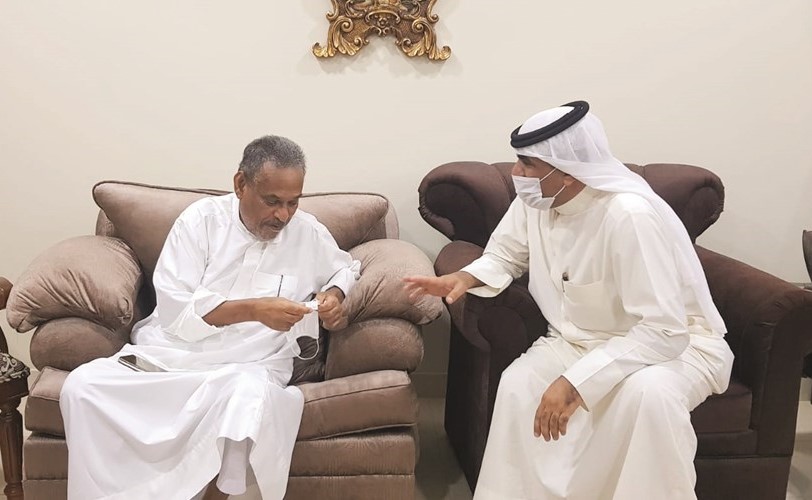 الأنباء اثناء زيارتها لإبراهيم بحر في منزله بالبحرين﻿