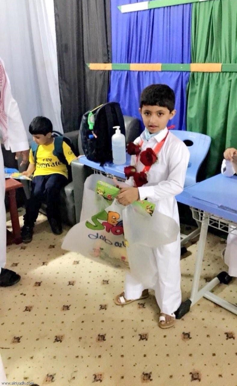 شاهد كيف استقبلت مدرسة سعودية طالب تعالج من السرطان