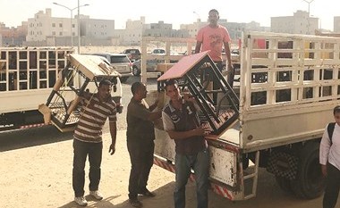 جانب من عملية تزويد مدارس منطقة صباح الأحمد السكنية بالأثاث الجديد ﻿
