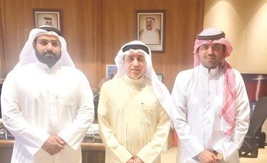  م.محمد بوشهري يتوسط أعضاء لجنة الوفرة التطوعية ﻿