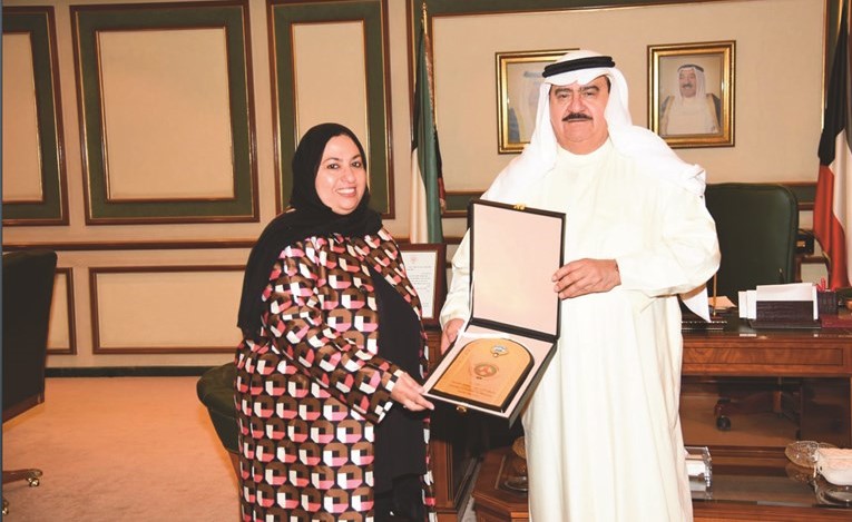 الفريق ثابت المهنا مكرما إقبال الطيار ﻿