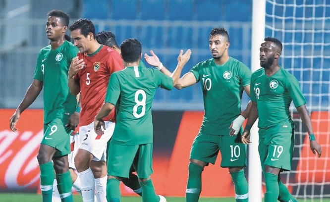 فرحة لاعبي السعودية بأحد الأهداف ﻿