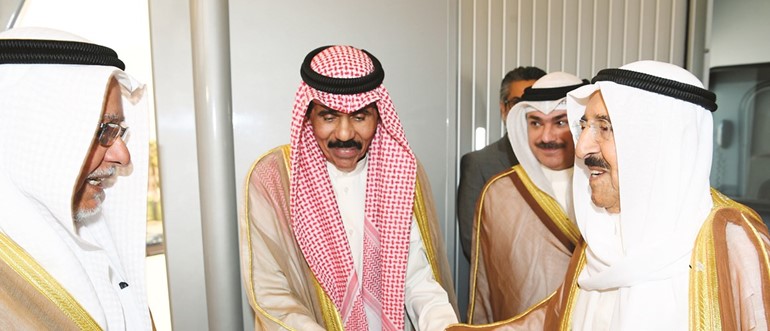 صاحب السمو الامير مصافحا الشيخ علي الجراح بحضور سمو ولي العهد الشيخ نواف الاحمد ﻿