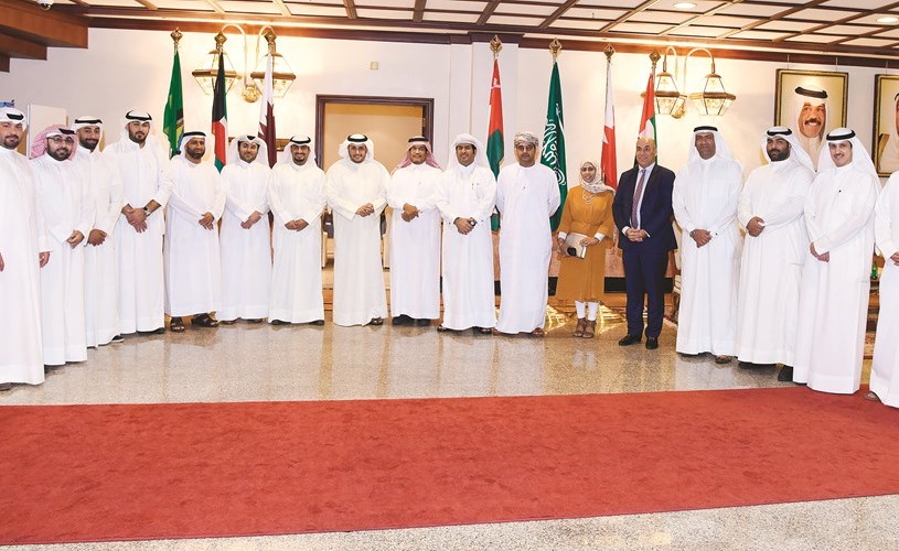 م. ناصر خريبط مع الحضور في ورشة عمل لمناقشة دليل اتحاد الملاك وقانون الدليل العقاري	(ريليش كومار)﻿