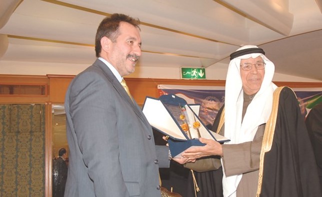 ابراهيم الشطي يصافح أمين عام حركة التوافق الاسلامية زهير المحميد﻿