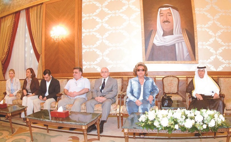 ابراهيم الشطي مستقبلا السيدة سميرا اوزال والوفد المرافق لها بمناسبة زيارتها للبلاد﻿